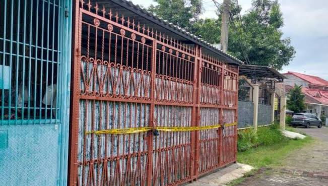 IMG-20221114-WA0089 Polisi Masih Telusuri Penyebab Tewasnya Satu Keluarga di Jakarta Barat 1