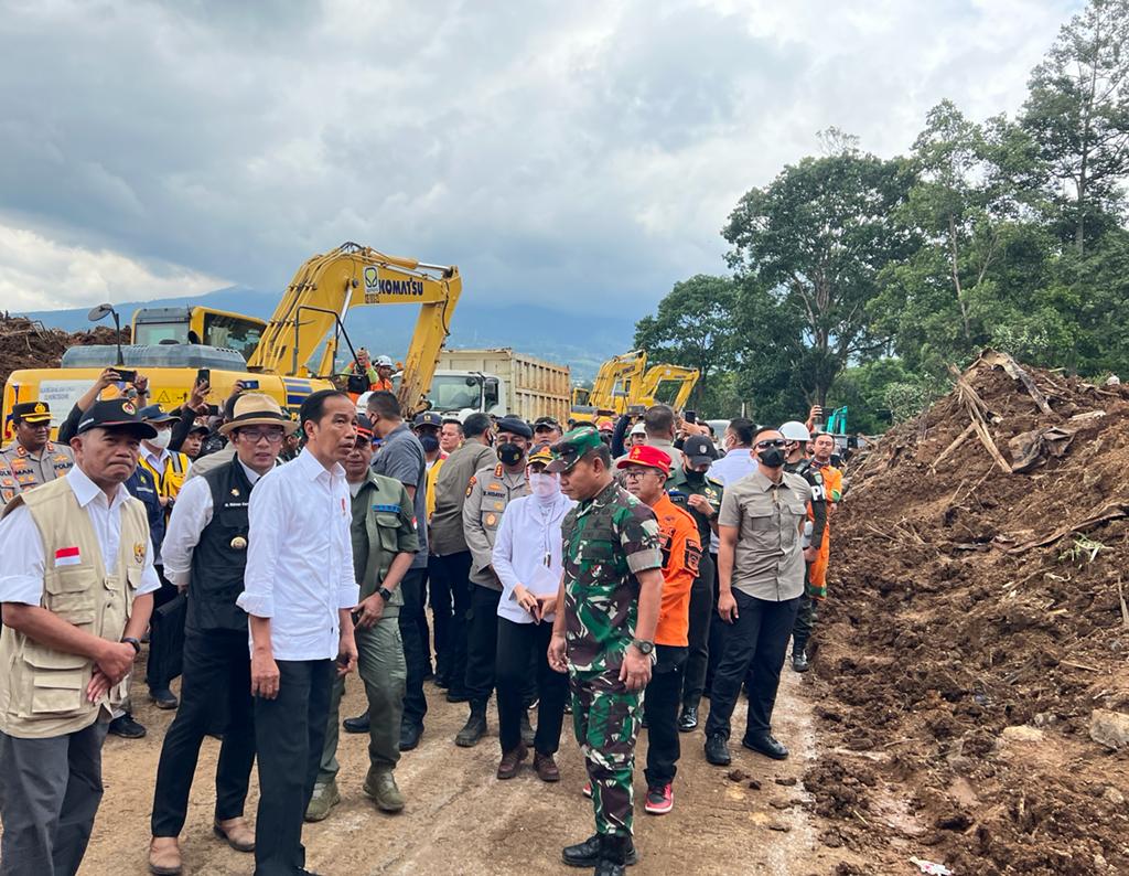 Gempa Cianjur, Jokowi Tinjau Lokasi Gunakan Jalan Darat 1