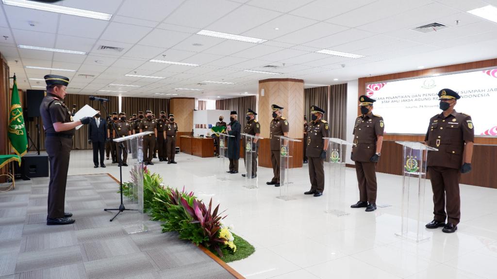 Lantik 5 Staf Ahli, Jaksa Agung: Gali Isu Strategis Dalam Masyarakat 1