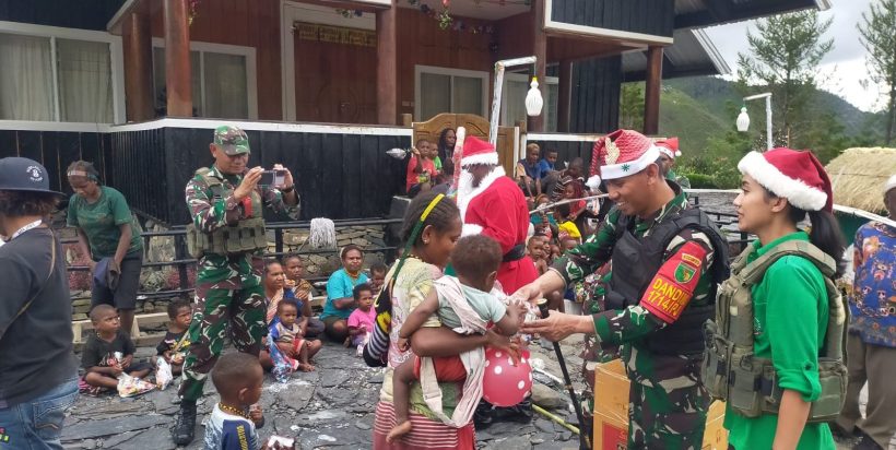 Kodim 1714/Puncak Jaya Bagikan 250 Bingkisan Natal Untuk Anak-Anak 8