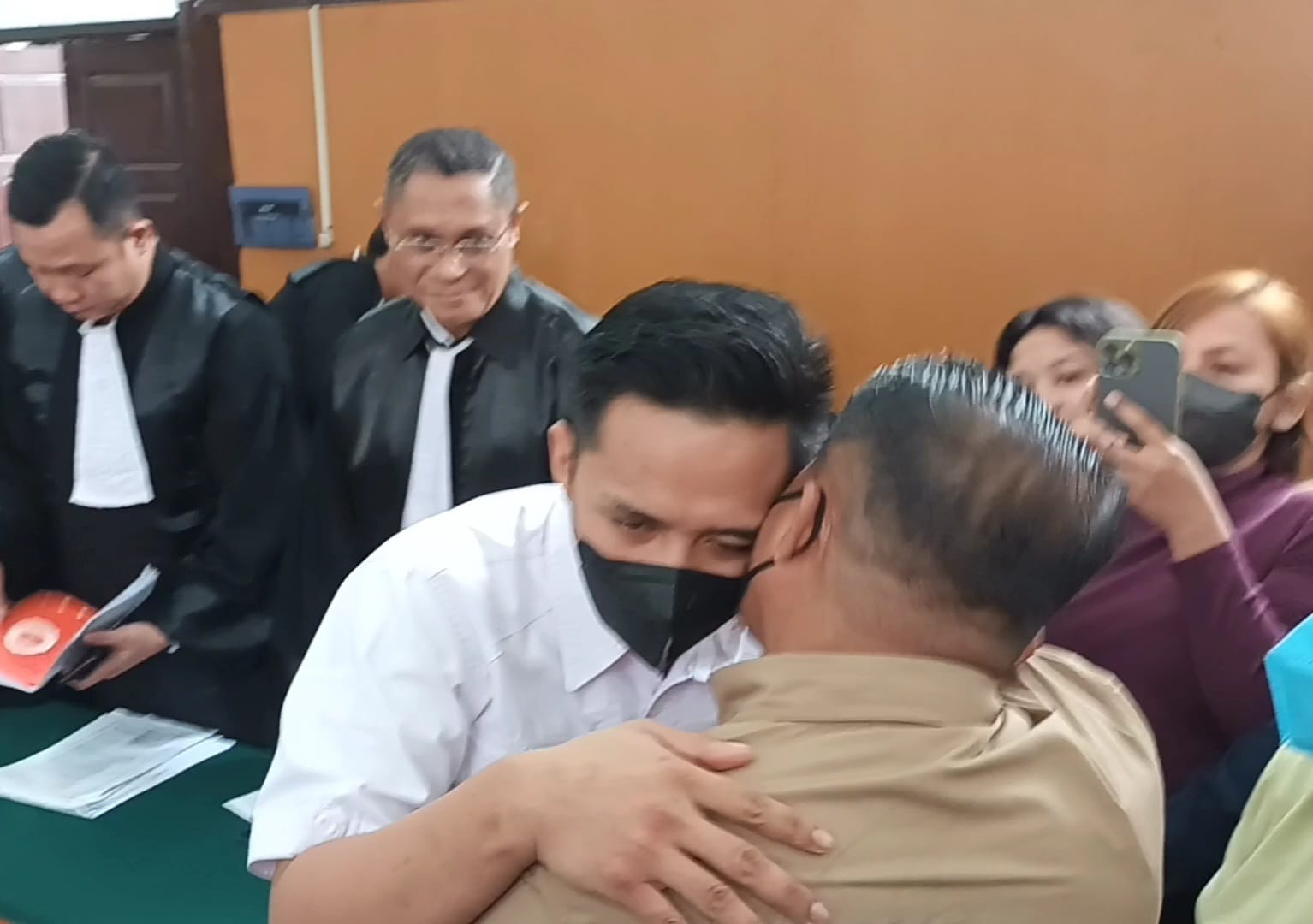 IMG-20230105-WA0028 Eliezer Peluk Kedua Orang Tuanya Usai Jalani Pemeriksaan di Persidangan 1