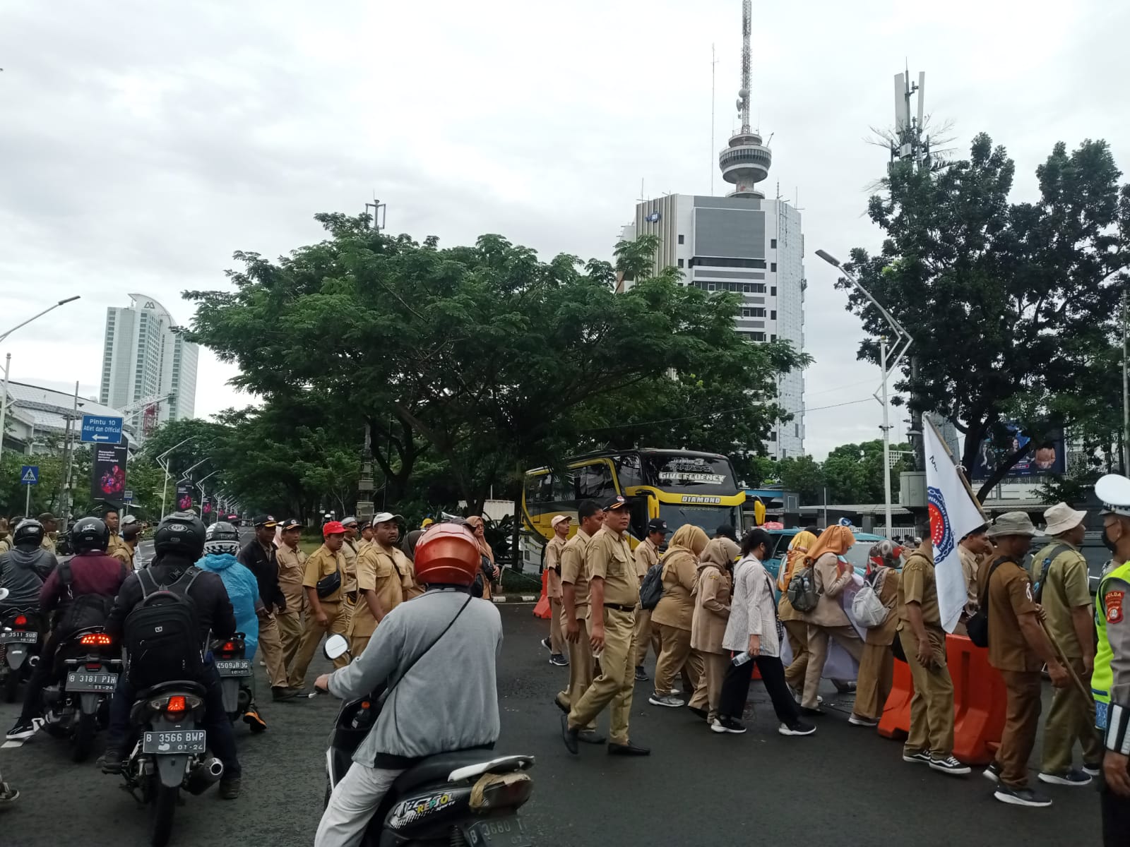 IMG-20230125-WA0034 Demo Ke DPR, Perangkat Desa Patungan Rp300 Ribu 1