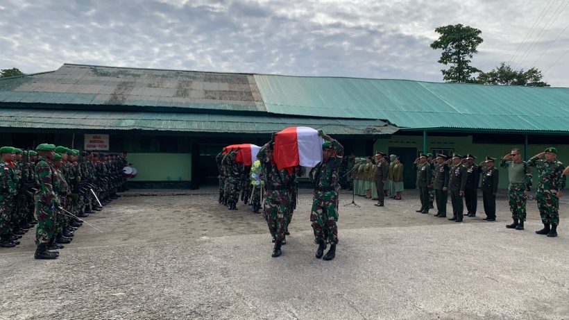 Kasdim 1710/Mimika Pimpin Upacara Pelepasan 2 Jenazah Prajurit TNI Yang Gugur di Papua 46