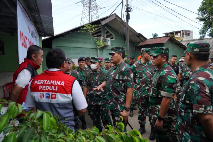 TNI Kerahkan Prajurit dan Peralatan Bantu Korban Kebakaran Depo Pertamina Plumpang 45