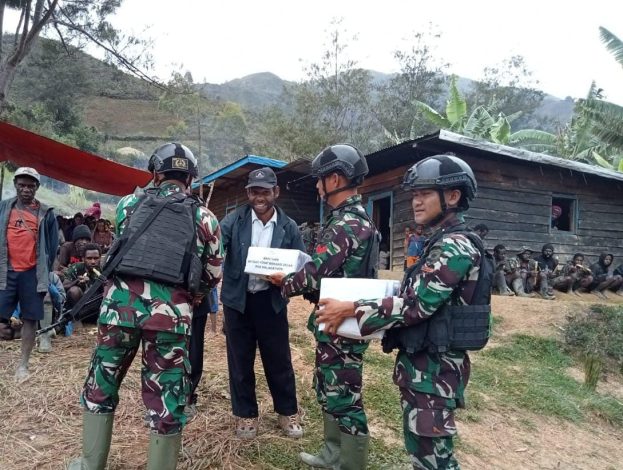 Personel Satgas Yonif Mekanis 203/AK Sambangi Warga yang Berduka 10