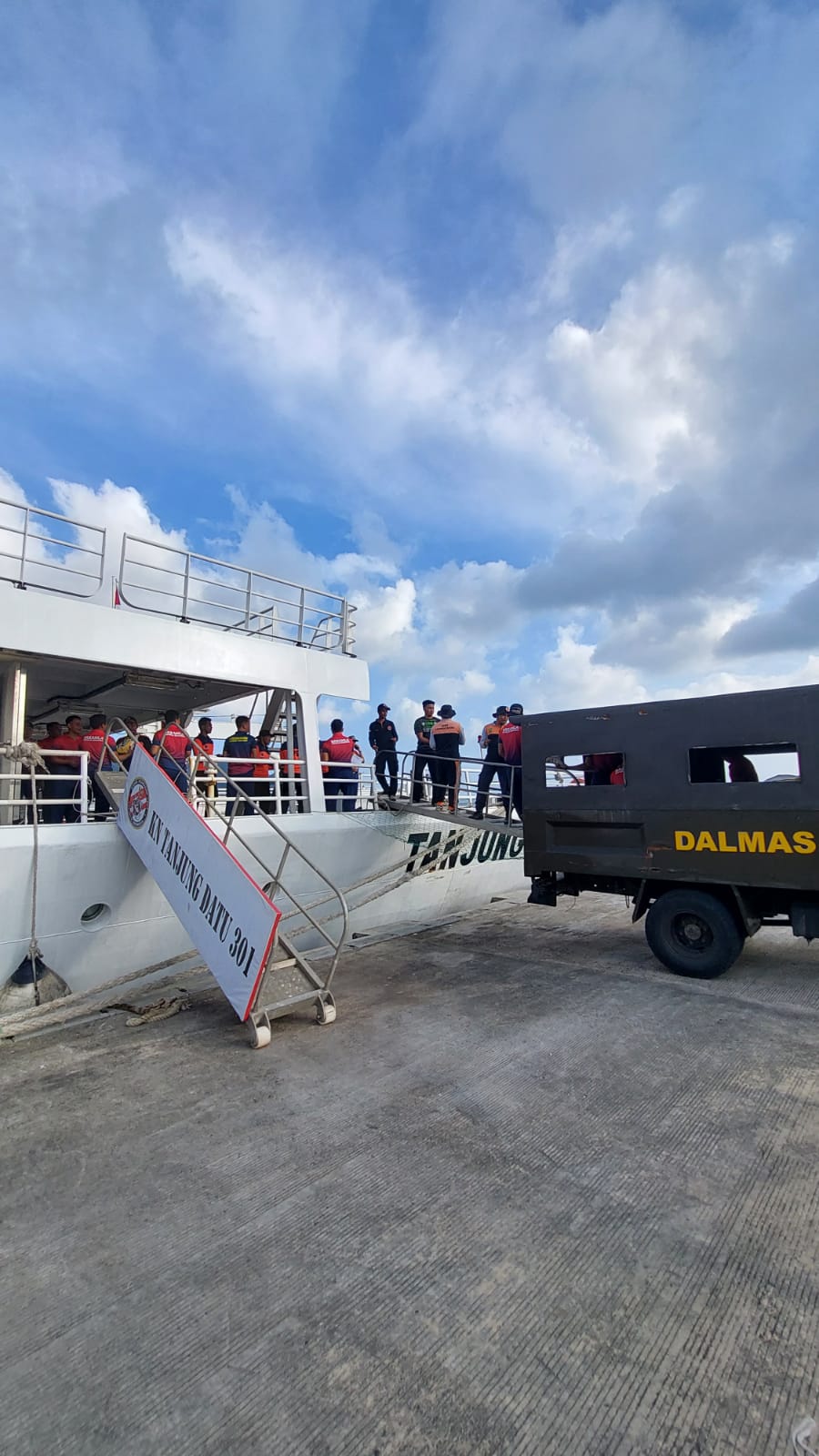 KN. Tanjung Datu-301 Antar Bansos untuk Korban Longsor di Pulau Serasan 1