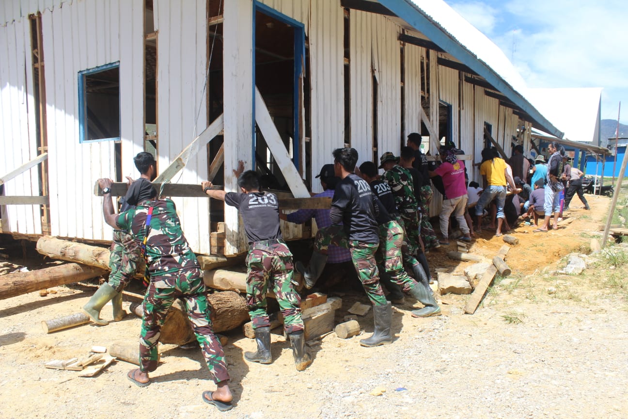 TNI-Polri Bersama Jemaat Bersinergi Renovasi Gereja GKI Betel Tiom