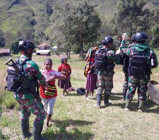 Personel Satgas Yonif Mekanis 203/AK Silaturahmi dengan Warga Distrik Malagay 11