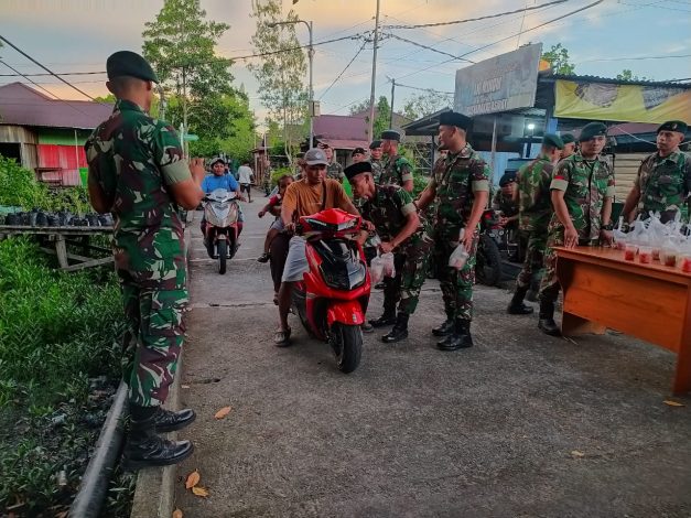 Satgas Yonif Raider 600/Modang Bagikan Takjil Kepada Masyarakat 13