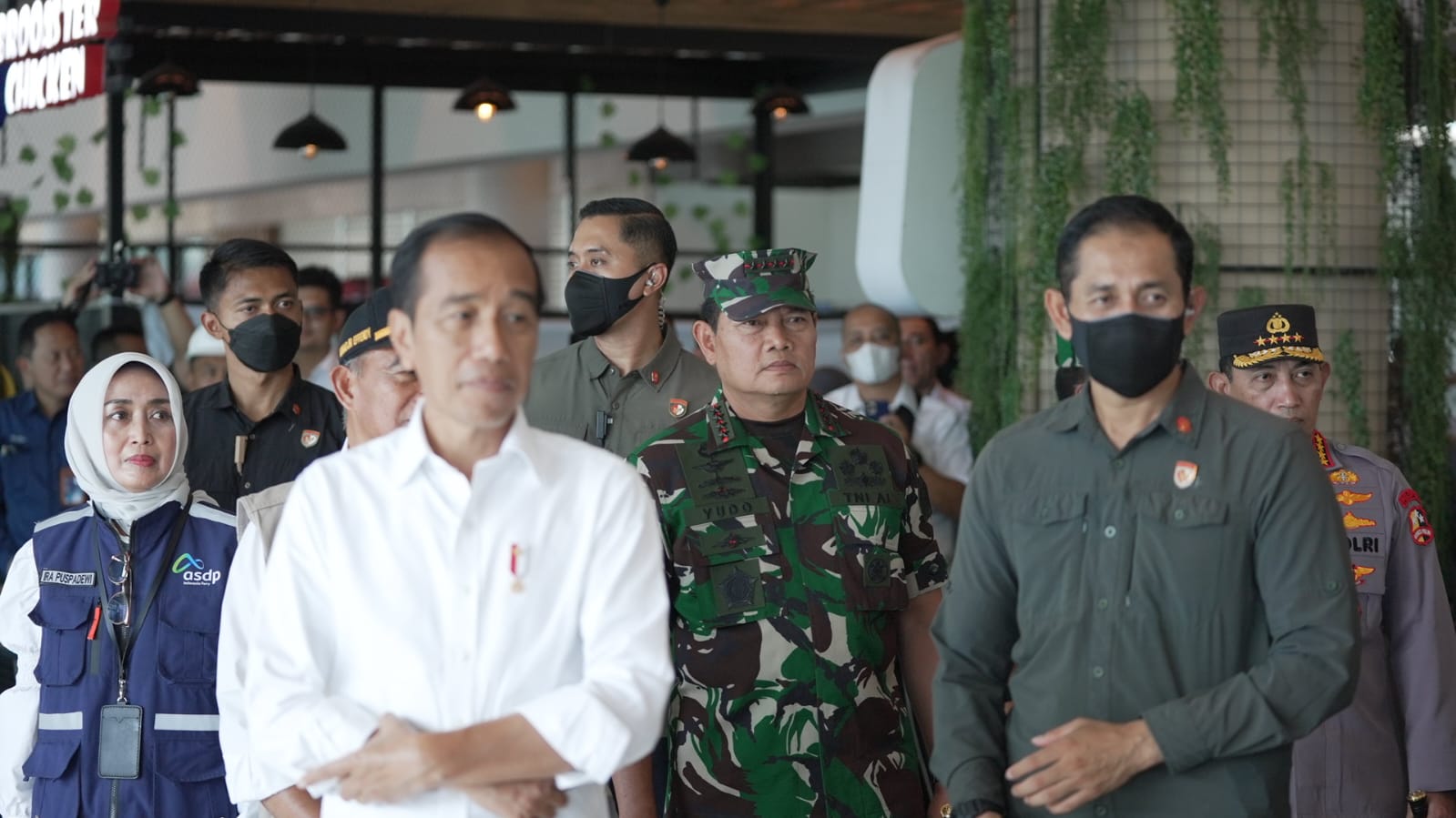 IMG-20230411-WA0037 Panglima TNI Dampingi Presiden Cek Kesiapan Pelabuhan Merak 1