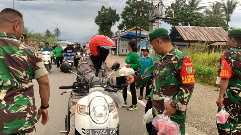 Kodim 1710/Mimika Melalui Koramil Jajaran Bagikan Takjil 11