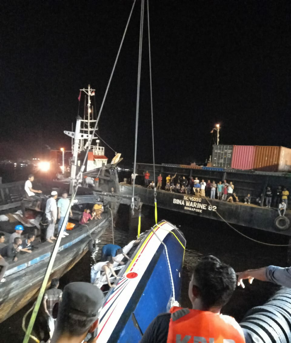 Bakamla Bantu Evakuasi Korban Kapal Terbalik 1