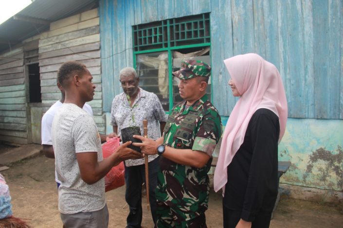 Danrem 174/ATW Anjangsana di Kampung Adat Penghasil Minyak Kayu Putih 9