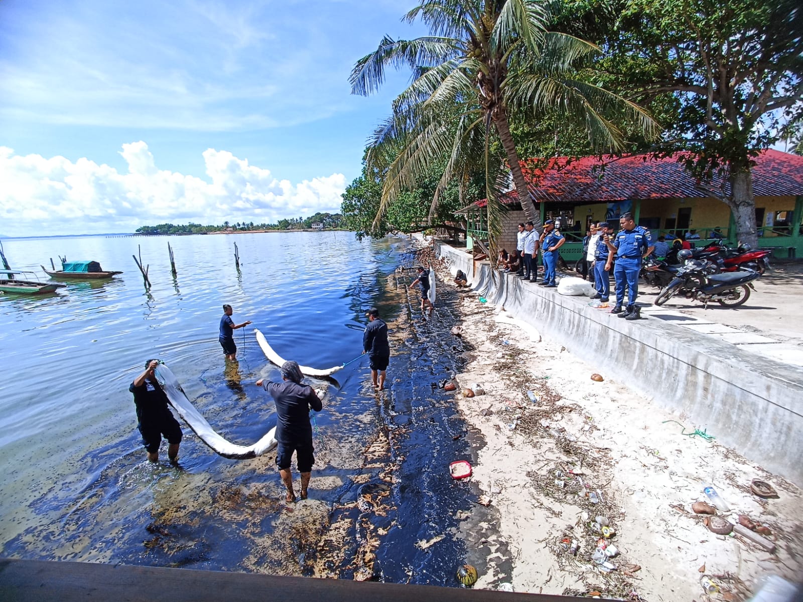 IMG-20230503-WA0028 Bakamla dan Tim Gabungan Atasi Tumpahan Minyak di Pantai Melayu Batam 1
