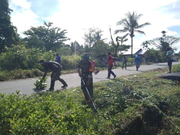 Peringati HUT Kodam XVII/Cenderawasih, Babinsa Bersama Rakyat Bersihkan Lingkungan 12