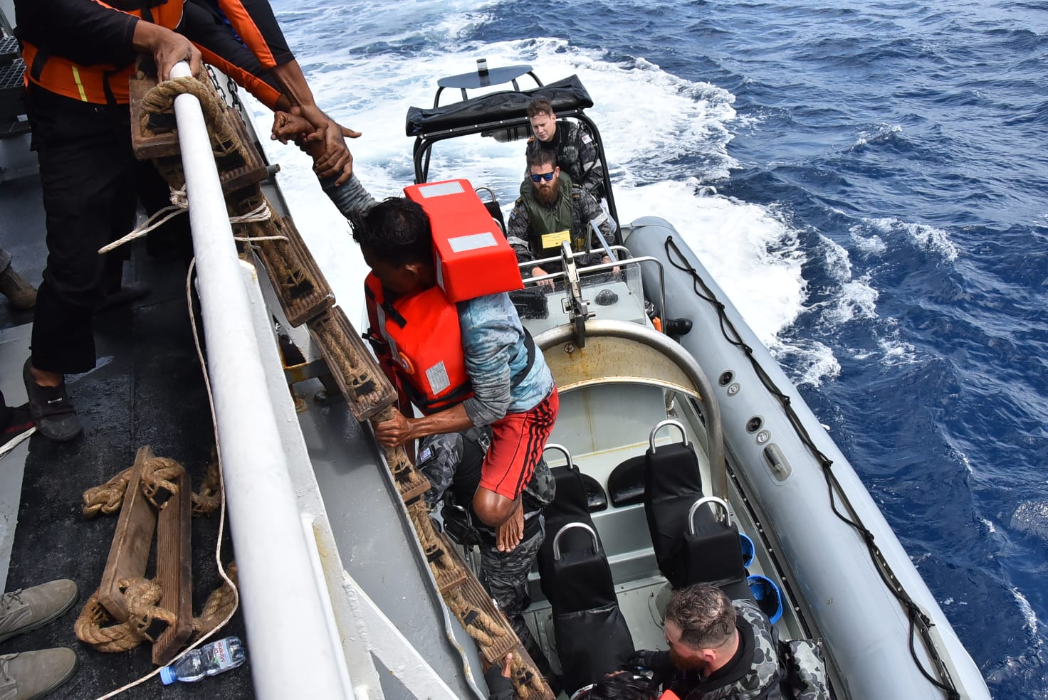 Bakamla Evakuasi Korban Kecelakaan 2 Kapal di Laut Timor 1
