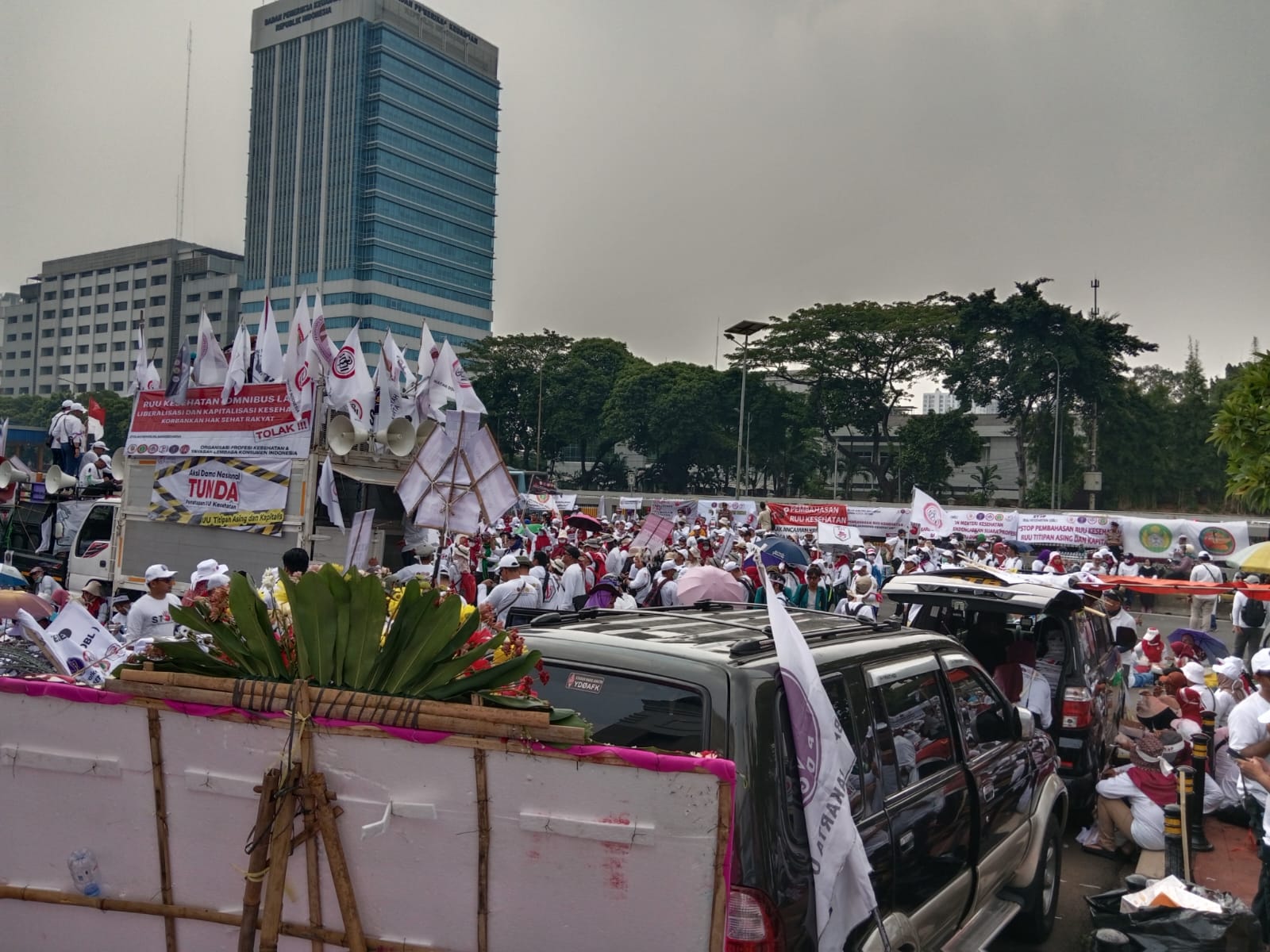 IMG-20230605-WA0035 Forum Tenaga Kesehatan Demo di DPR, Sebut Wakil Rakyat Pengkianat 1