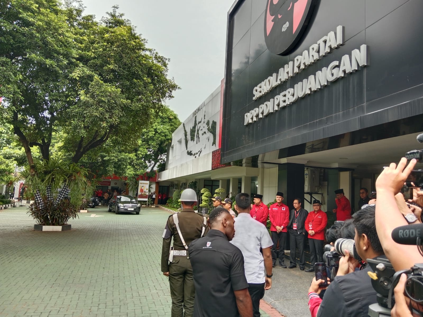 IMG-20230606-WA0016 Rakernis III PDIP, Presiden Jokowi Disambut Ganjar dan Hasto 1