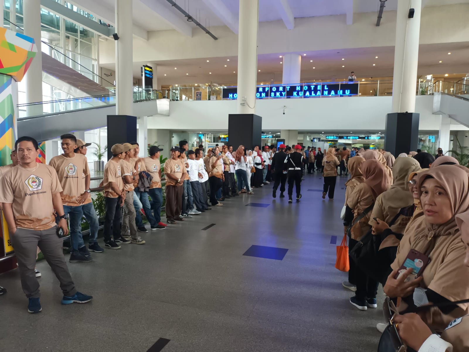 Berbagai Kelompok Relawan Sambut Kehadiran Ganjar Pranowo di Bandara Kualanamu 1