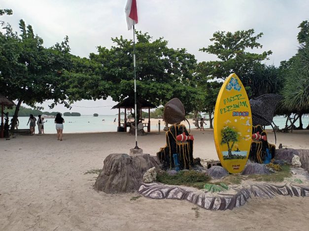 Pesona Pantai Pulau Pari 9