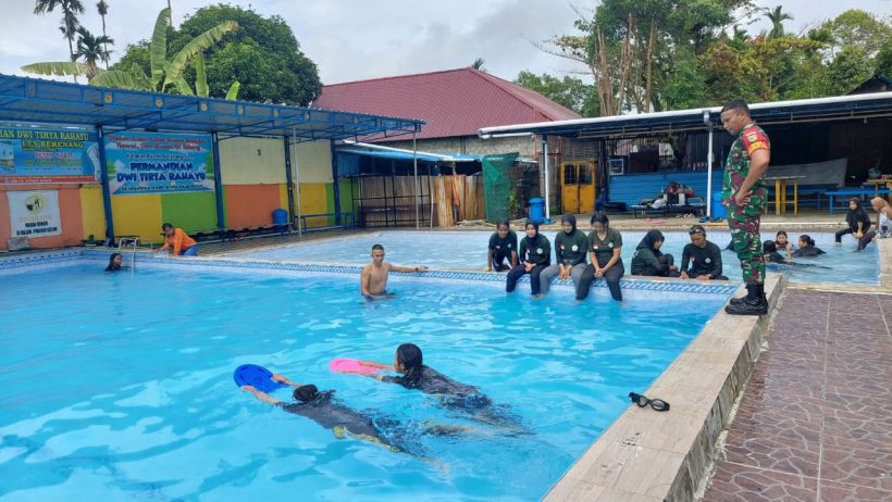 Babinsa Latih Renang Pelajar SMA Taruna Timika 10