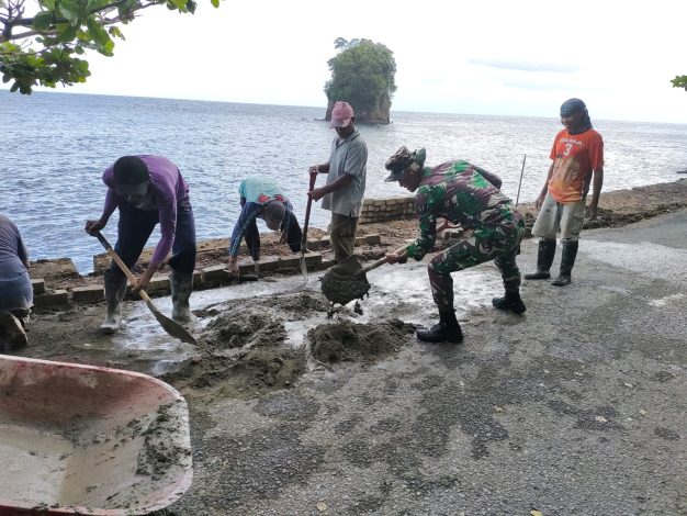 IMG-20230620-WA0033 Bentuk Kepedulian, Satgas Yonarmed 1 Kostrad Bangun Talud Jalan Sepanjang Pesisir Pantai 11