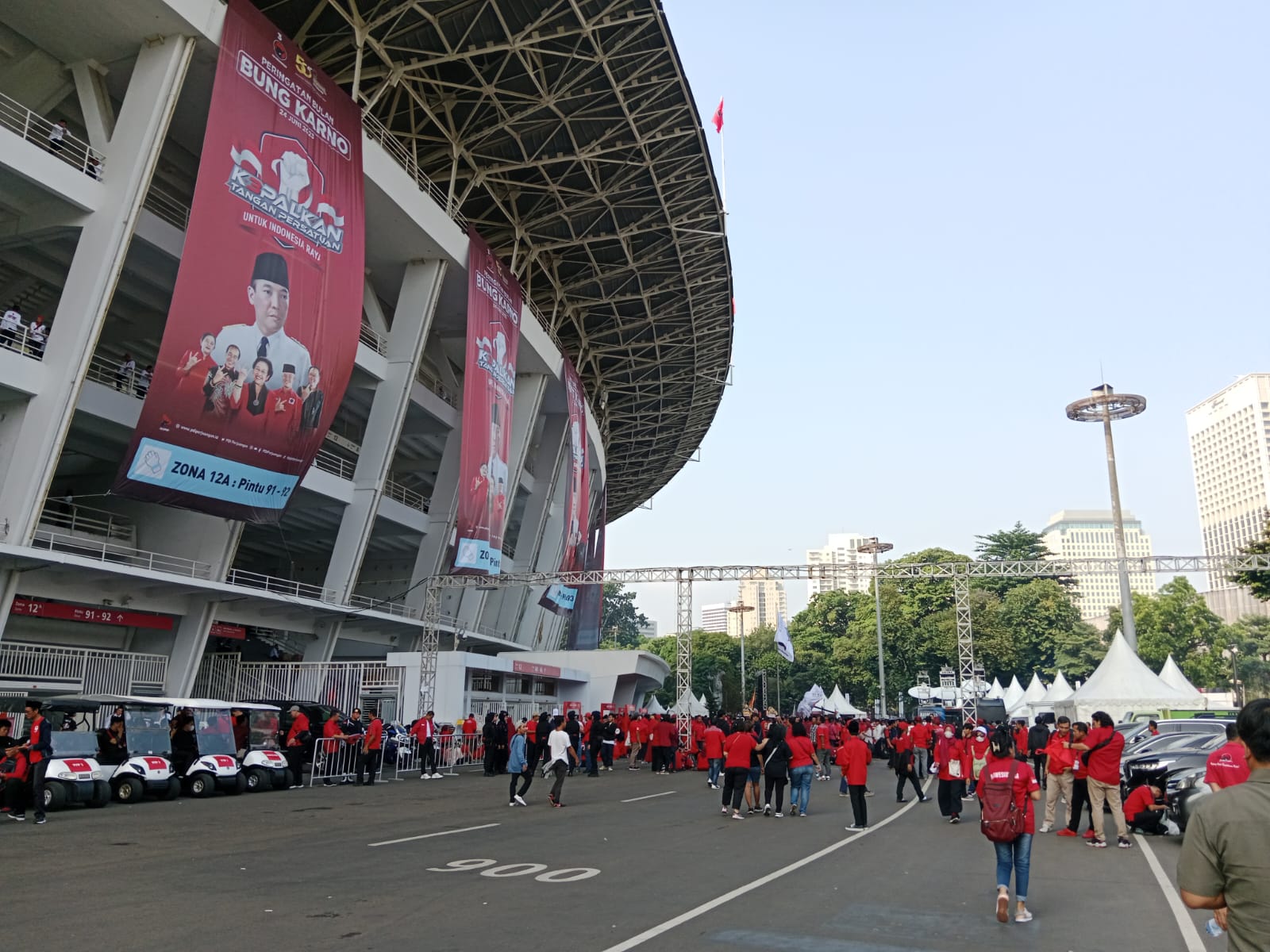 Bulan Bung Karno, Ribuan Kader PDIP Padati GBK Jakarta 1
