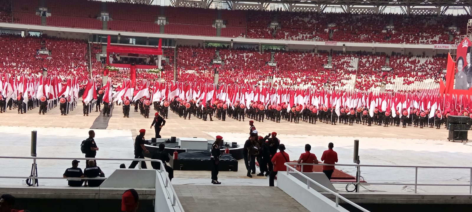 Pasukan Satgas Cakra Buana PDIP Hentak GBK 1