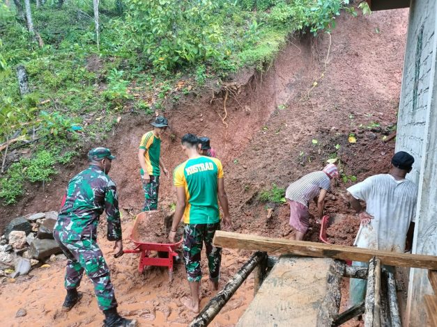 IMG-20230625-WA0005 Personel Kostrad Bantu Warga Terdampak Longsor 12