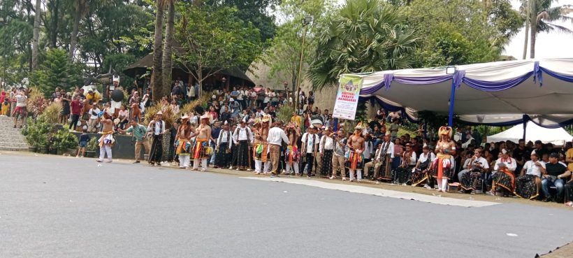 KPM Gelar Tarian Caci, Warga Manggarai Diaspora Padati Anjungan NTT 11