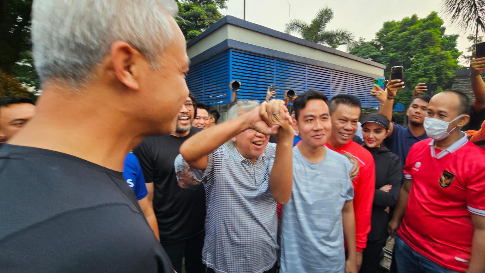 Di Depan Ganjar, Gibran Salam dan Cium Tangan Panda Nababan 1
