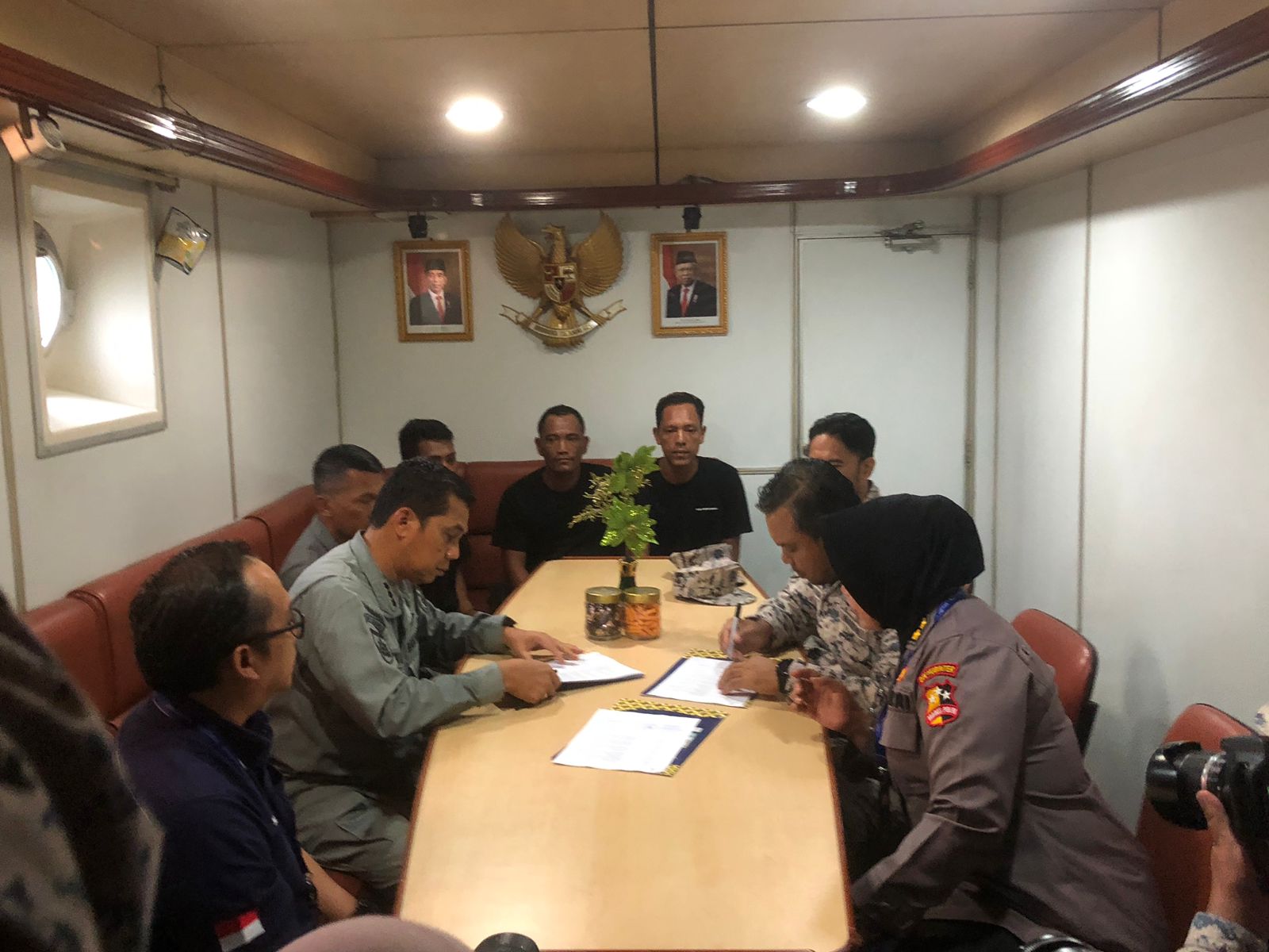 Bakamla RI Jemput Delapan Nelayan Indonesia yang Hanyut ke Perairan Malaysia 1