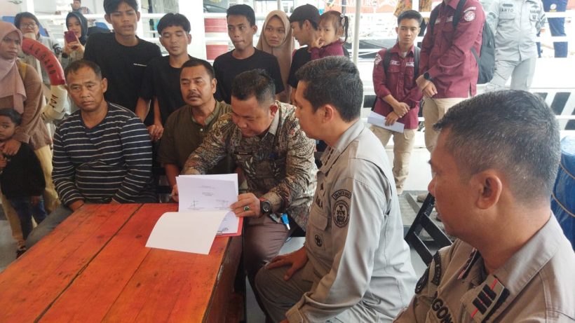 Bakamla RI Jemput Delapan Nelayan Indonesia yang Hanyut ke Perairan Malaysia 2