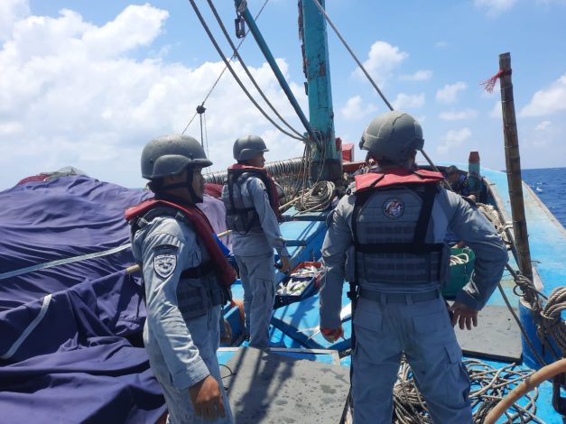 Bakamla RI Tangkap Kapal Vietnam Curi Ikan di Laut Natuna Utara 1 Bakamla RI Tangkap Kapal Vietnam Curi Ikan di Laut Natuna Utara 2