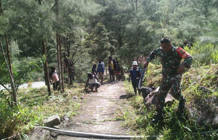Babinsa Ajak Warga Bersihkan Jalan Desa 1 Babinsa Ajak Warga Bersihkan Jalan Desa 2