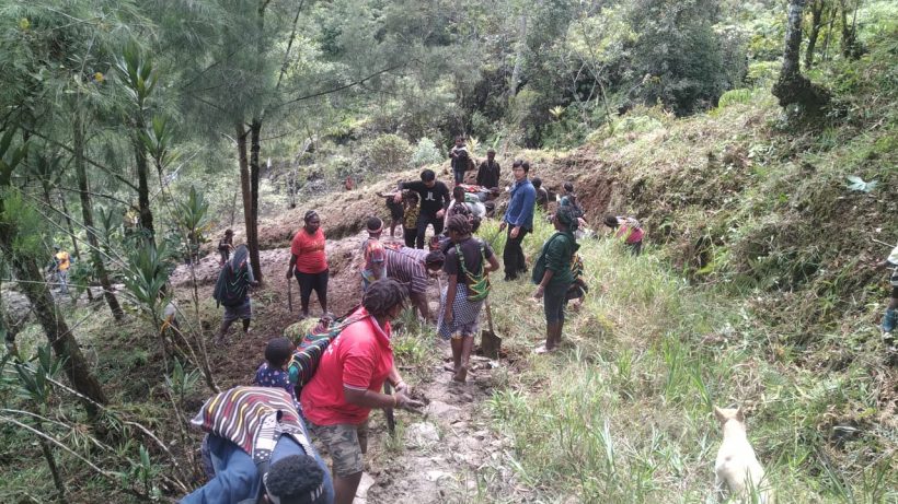 Babinsa Ajak Warga Bersihkan Jalan Desa 11