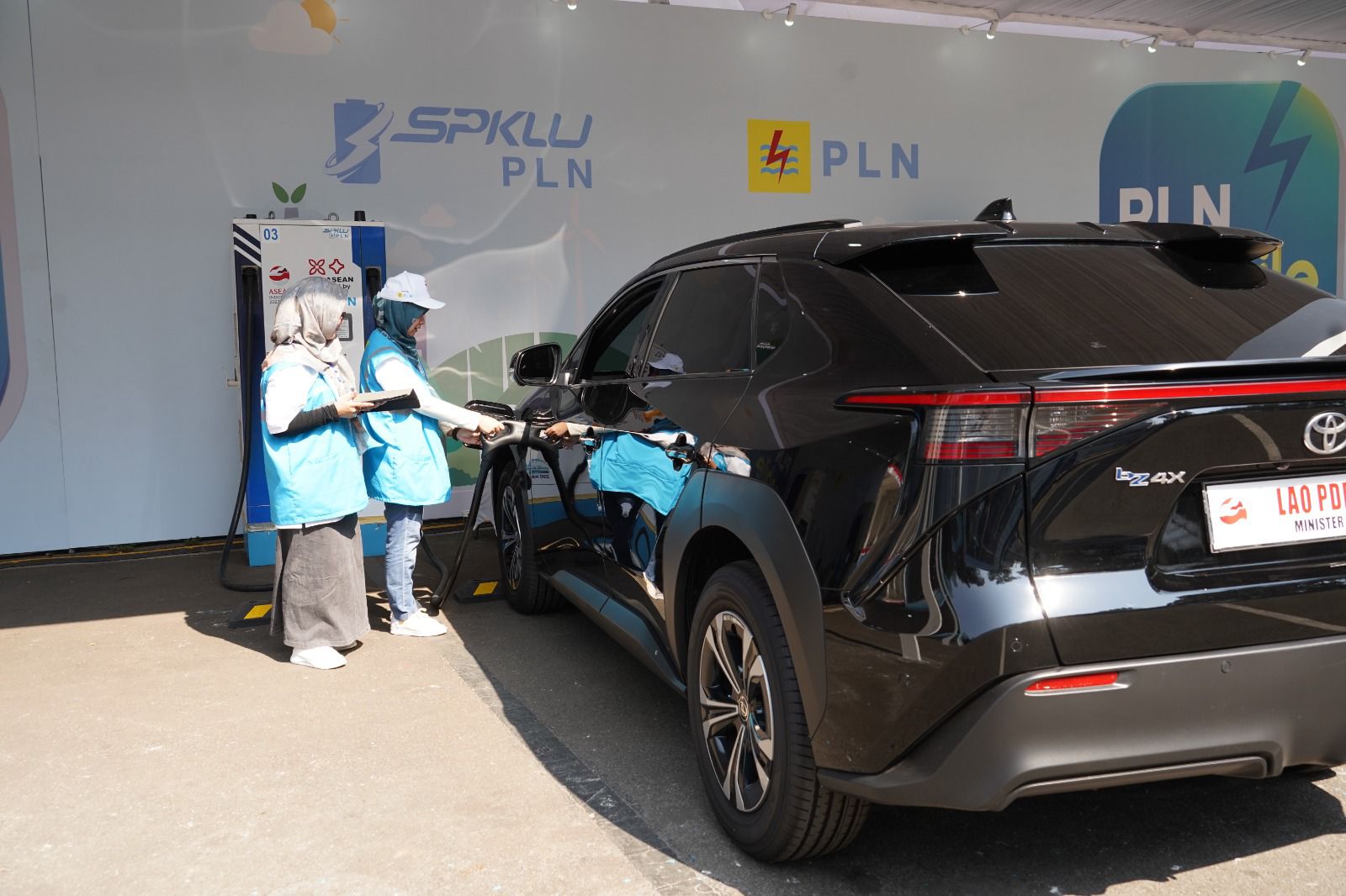 Driver Delegasi KTT ASEAN Sebut Pengisian di SPKLU PLN Cepat dan Nyaman 1