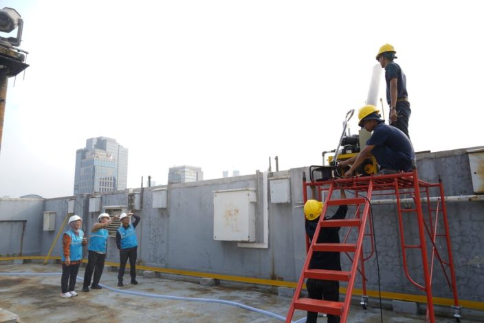 Tekan Polusi Udara, PLN UID Jakarta Raya Pasang Water Mist Generator 1 Tekan Polusi Udara, PLN UID Jakarta Raya Pasang Water Mist Generator 2