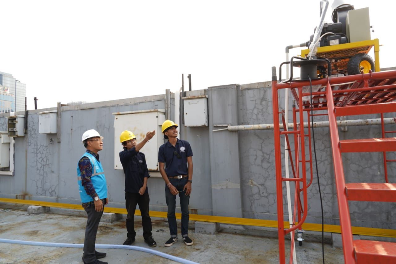 Tekan Polusi Udara, PLN UID Jakarta Raya Pasang Water Mist Generator 1