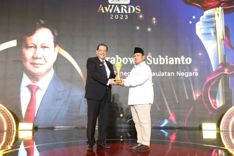 Menhan Prabowo Raih Penghargaan Kategori ‘Tokoh Peneguh Kedaulatan Negara’