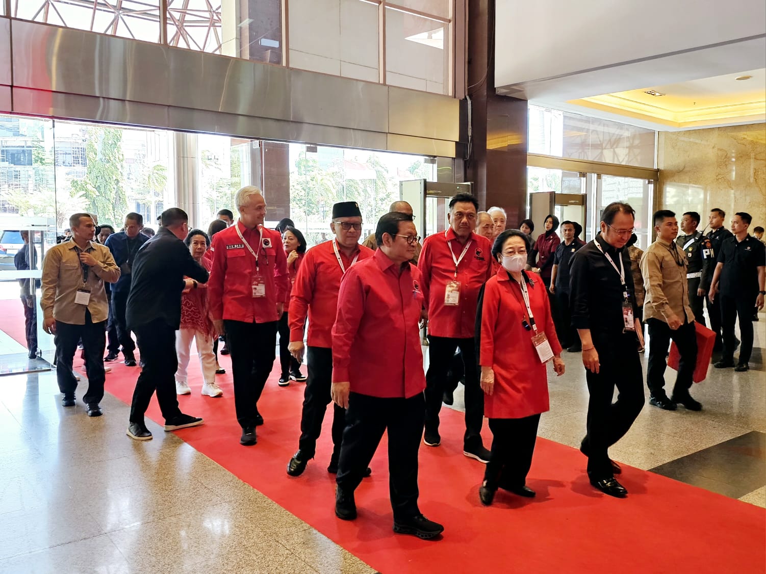 Disambut Ganjar, Megawati Ditemani Putranya Prananda Prabowo Tiba di Arena Rakernas IV PDIP 1