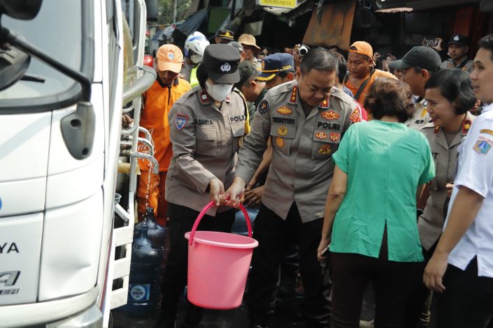 Sambut HUT Ke-72 Humas, Humas Polda Metro Gelar Baksos Bagi-Bagi Air Bersih 10