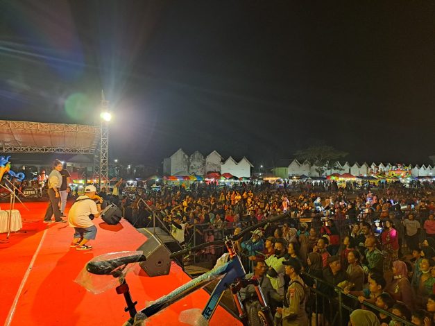 Ribuan Warga Sukseskan Gelar Acara Hiburan Rakyat di Kediri 13