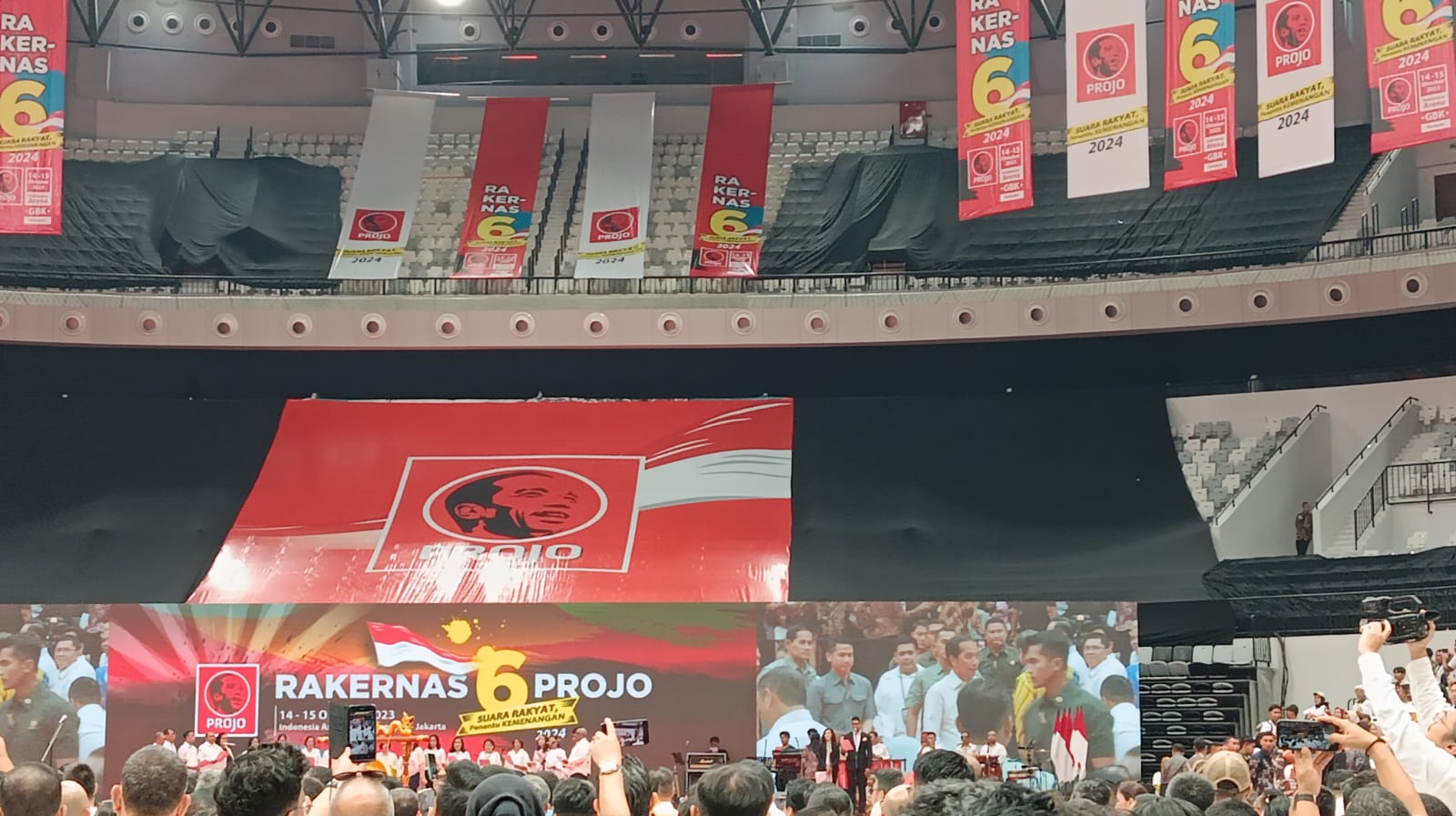Jokowi Hadiri Rakernas Projo di GBK 1