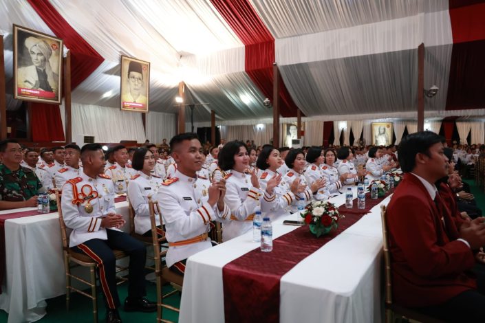 Menhan Prabowo ke Kadet Mahasiswa UNHAN RI: Cari Solusi Atasi Kesulitan Rakyat 1 Menhan Prabowo ke Kadet Mahasiswa UNHAN RI: Cari Solusi Atasi Kesulitan Rakyat 2