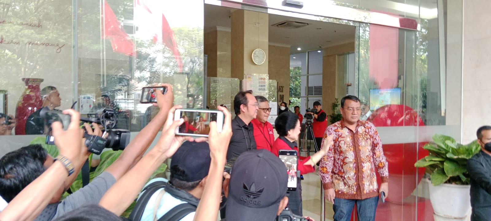 Jelang Pengumuman Bacawapres Ganjar, Petinggi Partai Berdatangan ke DPP PDIP 1