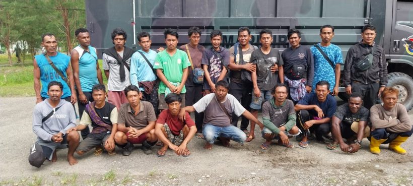 Tim Gabungan TNI Selamatkan 21 Warga dari KST Papua 11
