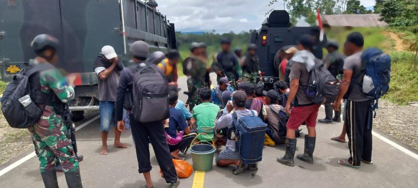 Tim Gabungan TNI Selamatkan 21 Warga dari KST Papua 2