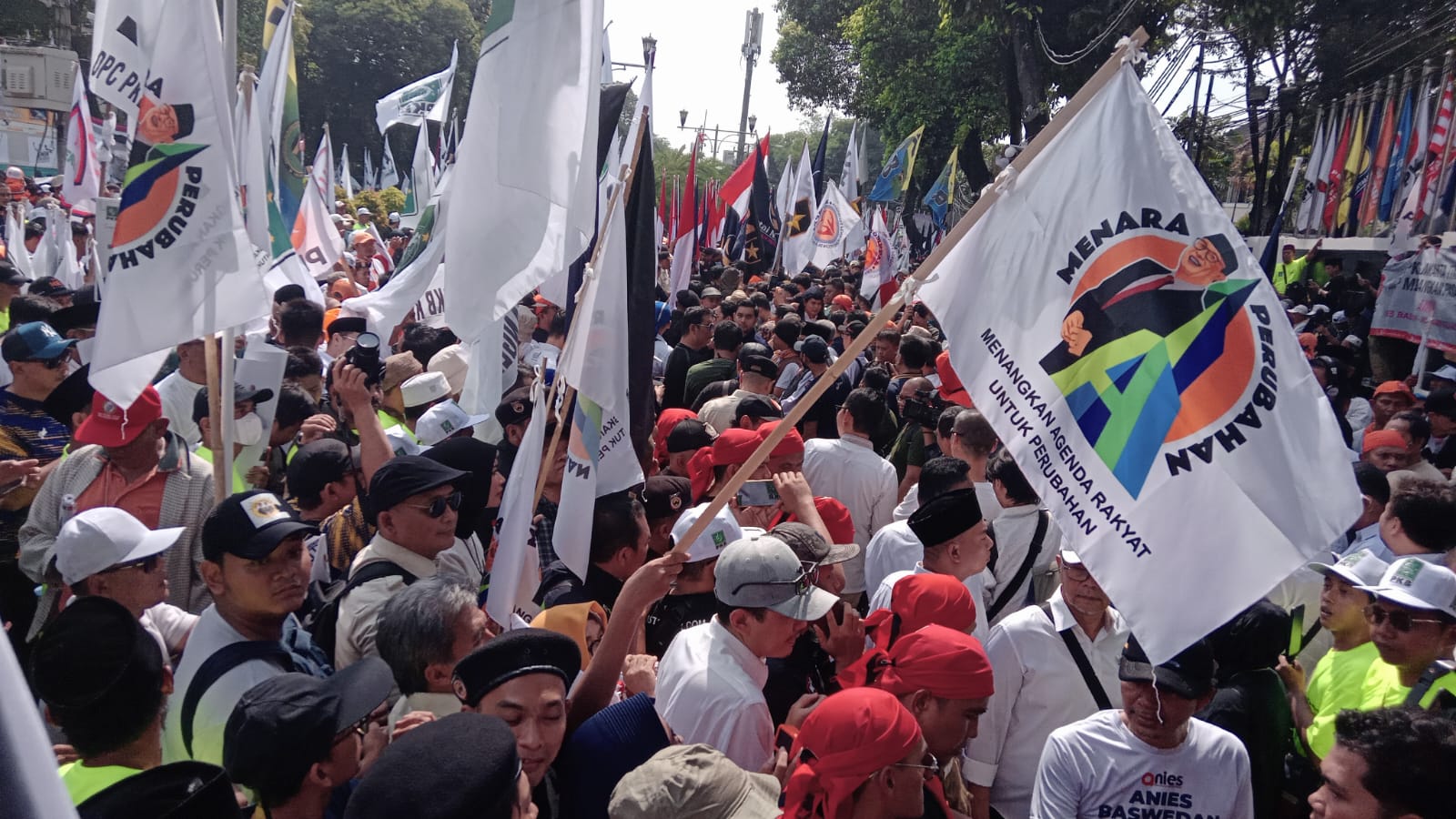 Relawan dan Pendukung AMIN Padati KPU 1