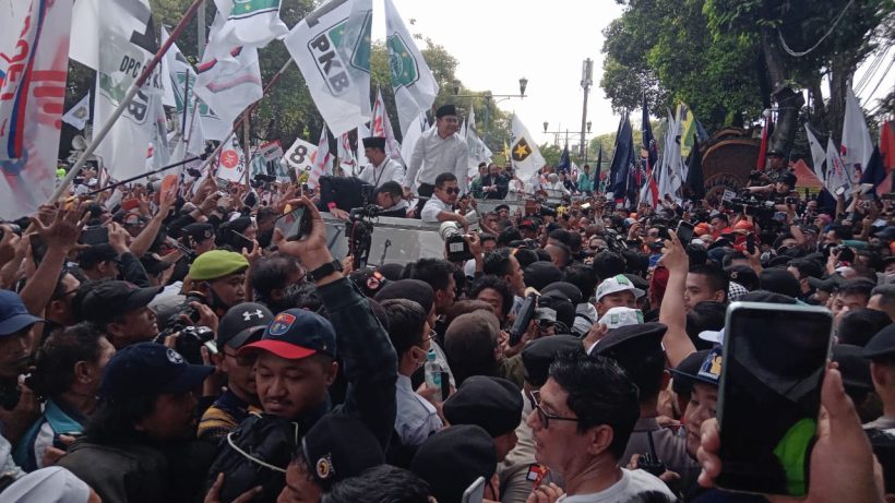 Naik Land Rover Atap Terbuka, Anies dan Cak Imin Tiba di KPU 11